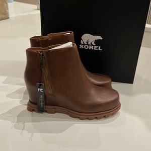 SOREL Joan of Arctic Wedge III Zip. Never worn. Waterproof. Hazelnut leather.